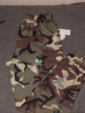 Notre Dame Fighting Irish Men's Green Army Camo Athletic Joggers Sweatpants NWT.